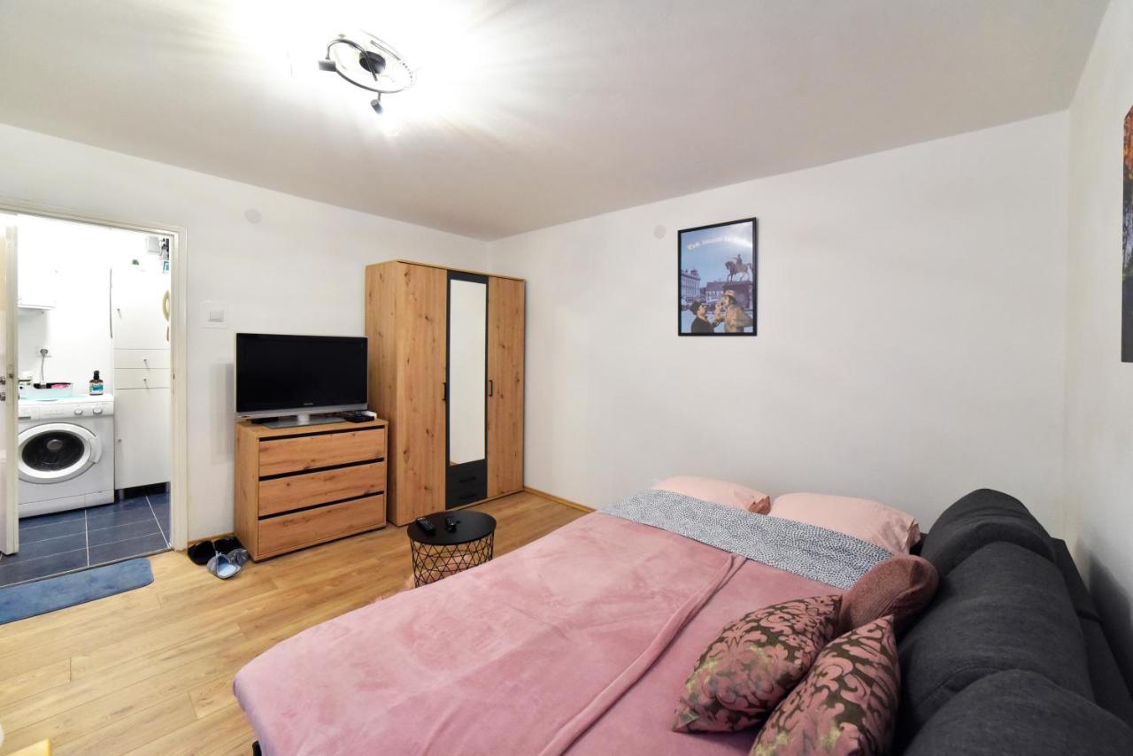Studio Apartment Aneta ซาเกร็บ ภายนอก รูปภาพ