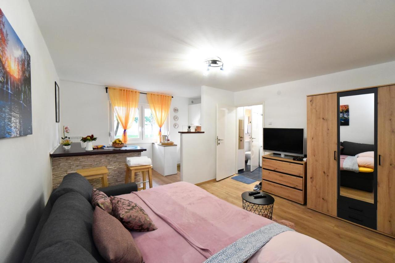 Studio Apartment Aneta ซาเกร็บ ภายนอก รูปภาพ